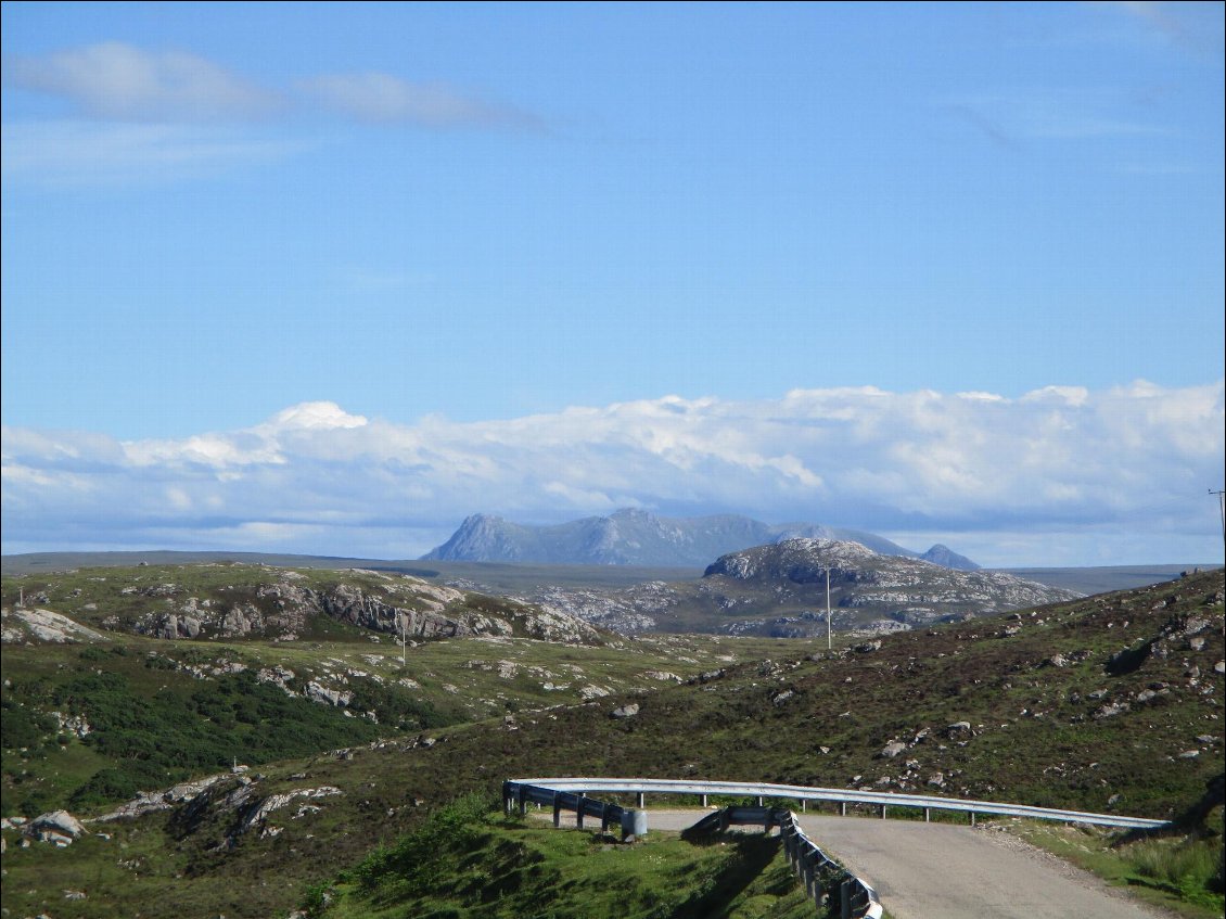 Je contourne tout le Loch Eriboll pour me retrouver sur la rive d'en face. Un Loch peut aussi bien être un lac (eau douce) qu'un aber (eau salée). Ici c'est un bras de mer.