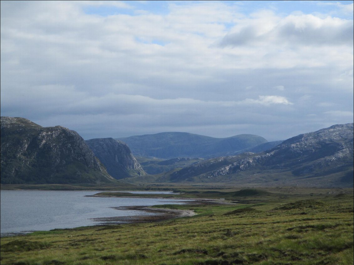 Le fond du Loch Eriboll. Pour un peu, Heidi descendrait presque de ces montagnes ...