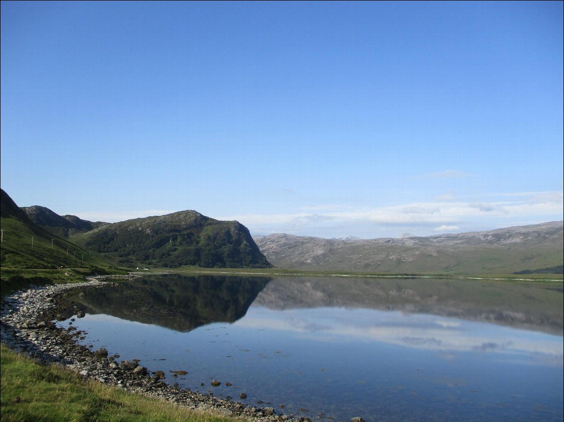 Bivouac au fond du Loch Eriboll. Pas un pet de vent, au matin. On se croirait devant un lac, mais l'eau est bien salée.