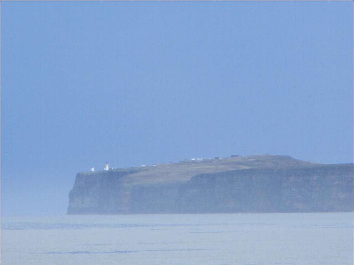 Au loin, la pointe Dunnet.