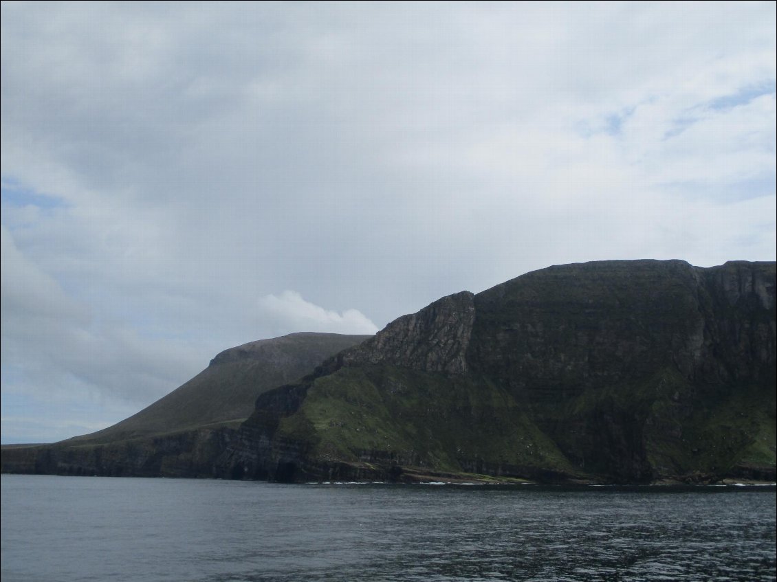 J'y ai aperçu les 1er macareux moines (puffins) du voyage. Je suis en train d'apprendre les noms d'oiseaux marins in english. Je progresse, je progresse en anglais ... Mais ça ne va pas être évident de replacer gannet, gull ou oystercatcher dans une conversation.