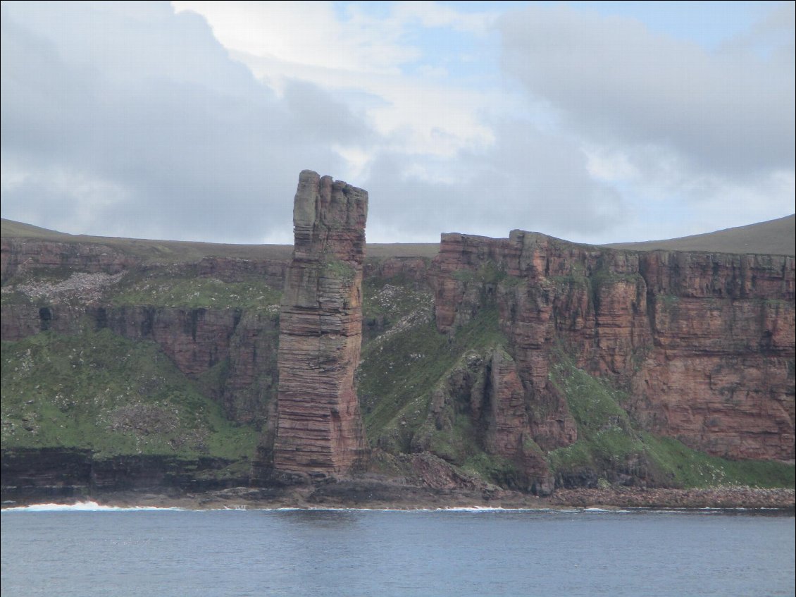 Nous contournons l'île Hoy et ses falaises rouges. Ici, the Old Man of Hoy.