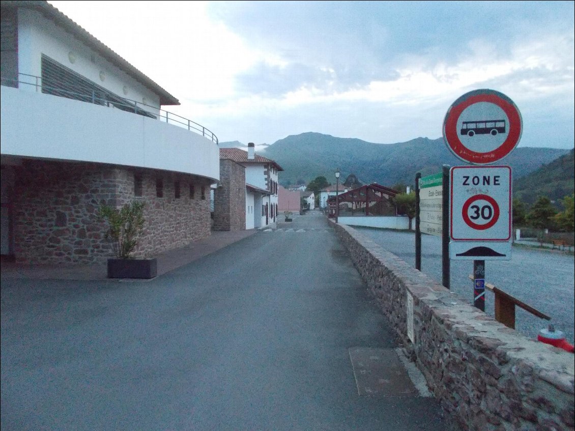 Bidarray au petit matin. La trace du topoguide indique Iparla à droite, les panneaux insistent pour nous faire partir tout droit (en arrière).