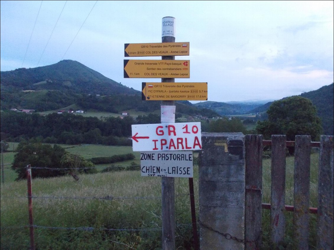 Le panneau officiel, le troisième en partant du haut, m'inspire plus confiance (non, je ne ferai pas de jeu de mot pourrave sur Iparla !).