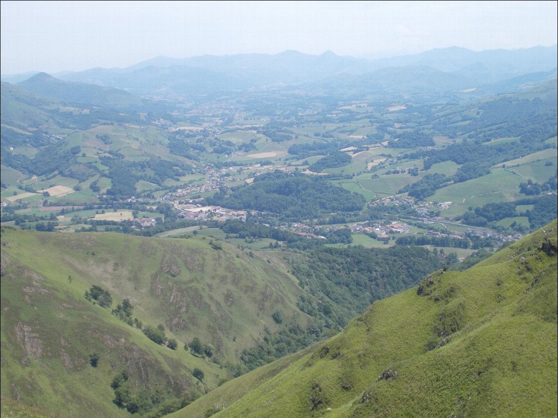 St-Étienne-de-Baïgorry en vue, mais encore un peu plus de deux heures de marche pour y arriver !