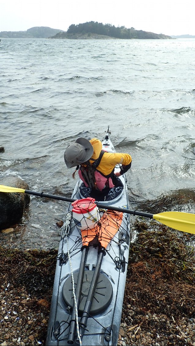 On se fait cueillir à Fjällbacka par un joli coup de vent ; nous allons nous poser 2 jours au bivouac sur la partie abritée d'une jolie île à quelques kilomètres de Fjällbacka.