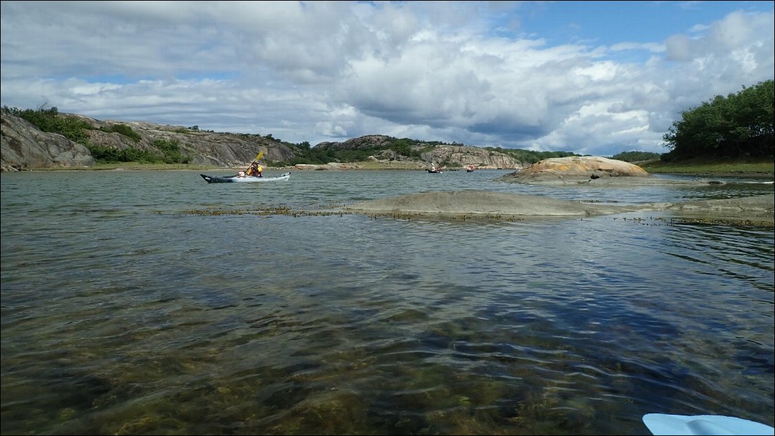 Après 2 nuits et une journée au bivouac, le vent baisse et nous pouvons reprendre la navigation.
De jolis dédales à explorer !