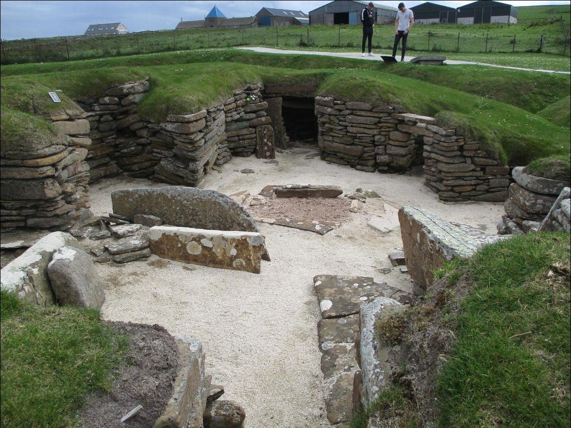 Le site a été occupé pendant approximativement 600 ans entre -3100 et -2500. 8 maisons sont reliées par une série d'allées basses parfois couvertes. Les murs étaient construits à partir de déchets préexistants (appelés middens) qui fournissaient une bonne isolation.