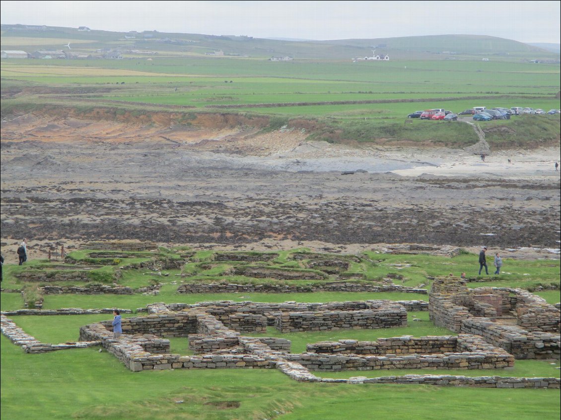 L'île a été occupée successivement par les Pictes et les vikings. Derrière les ruines de l'église, on peut apercevoir, les restes d'habitations vikings avec plusieurs saunas.