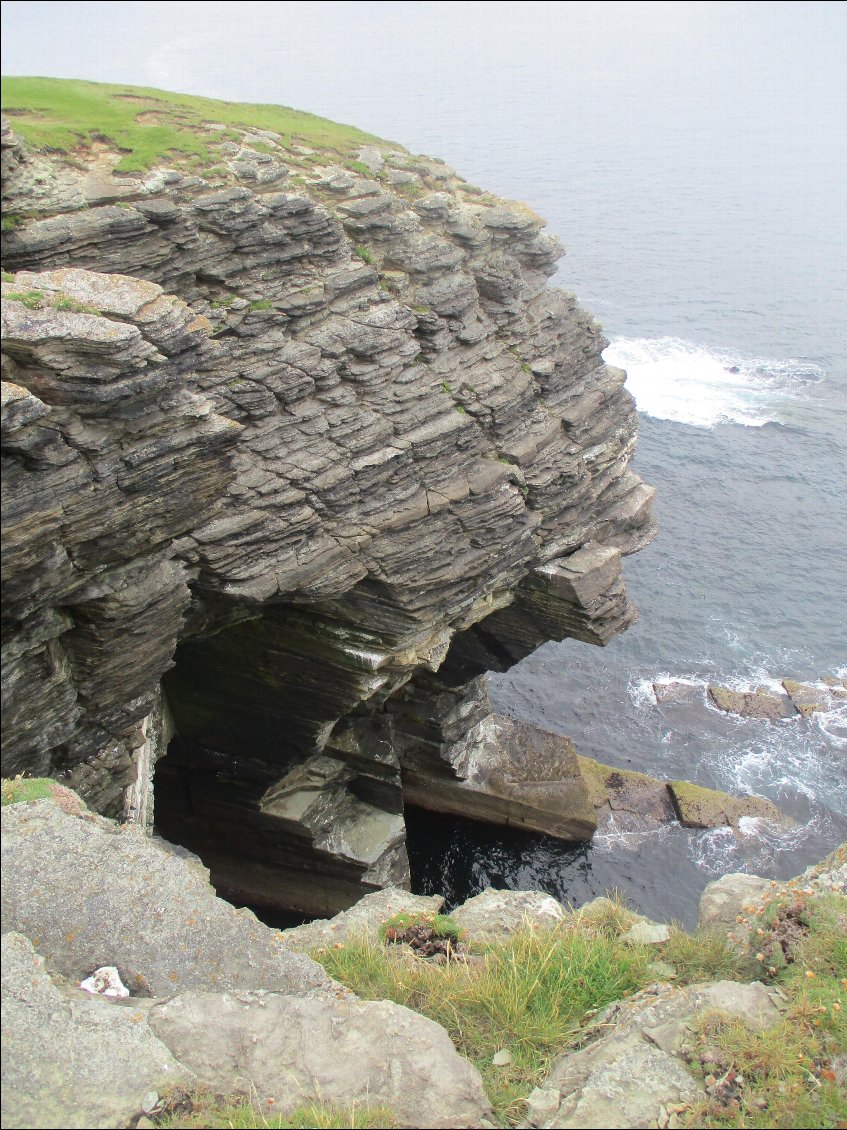 Je contourne l'île pour atteindre les falaises de l'Ouest.