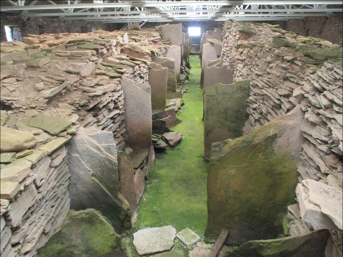 Le grand cairn de Midhove (32 m de long) est protégé par un hangar. Il date de -3000 ans.
