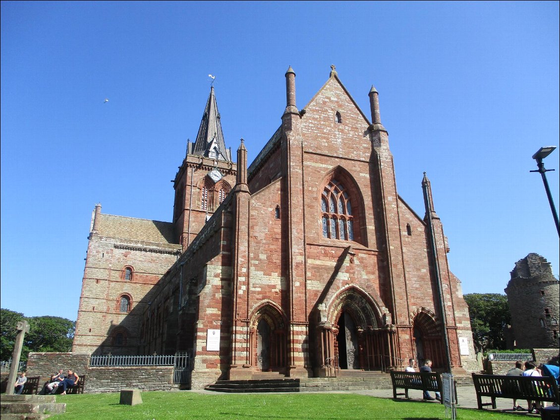 Cathédrale St Magnus appelée "lumière du Nord", en grès. Sa construction a débuté en 1137 (au temps des comtes norvégiens d'Orkney) et a duré 3 siècles.