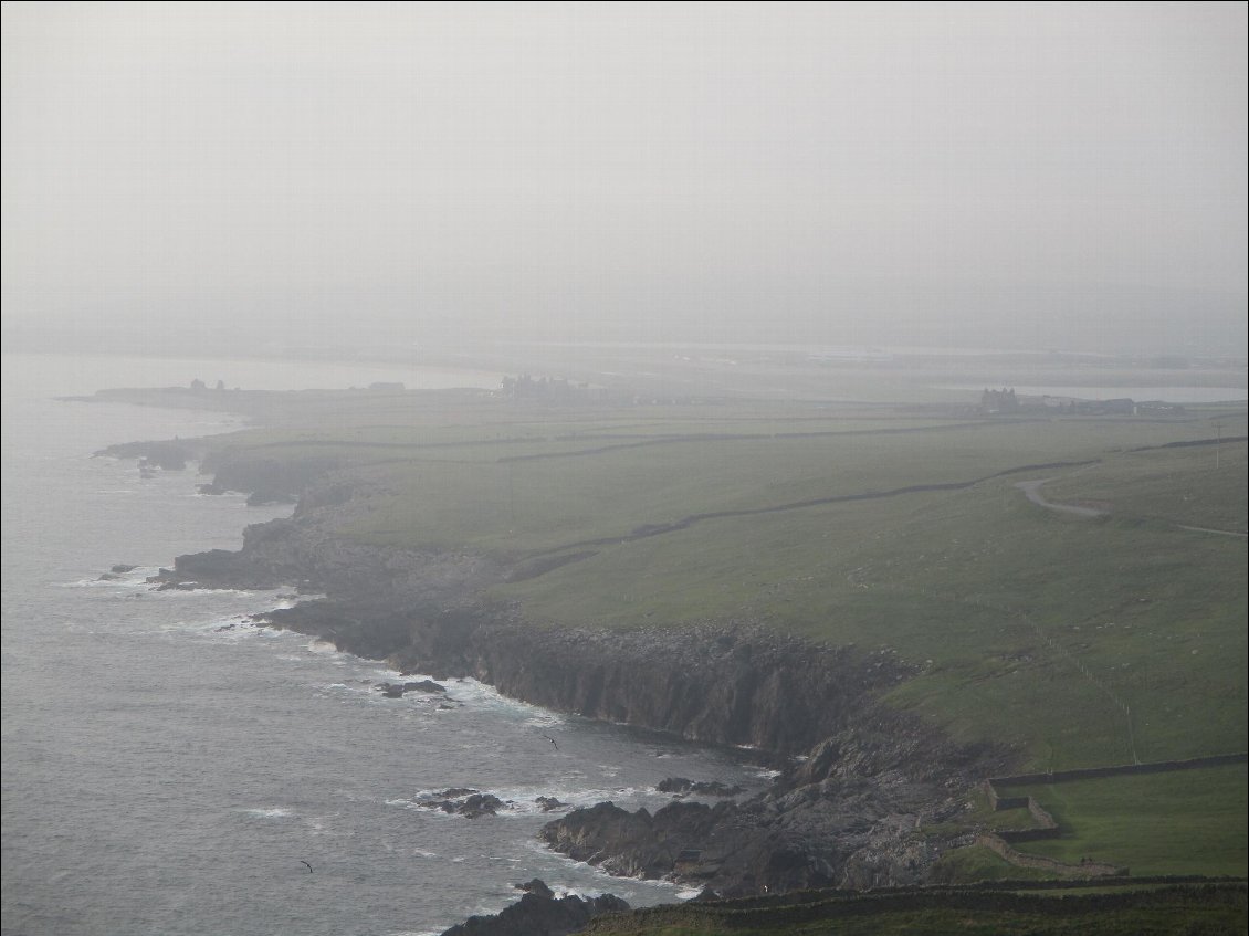 Vue vers le site de Jarlshof depuis le phare.