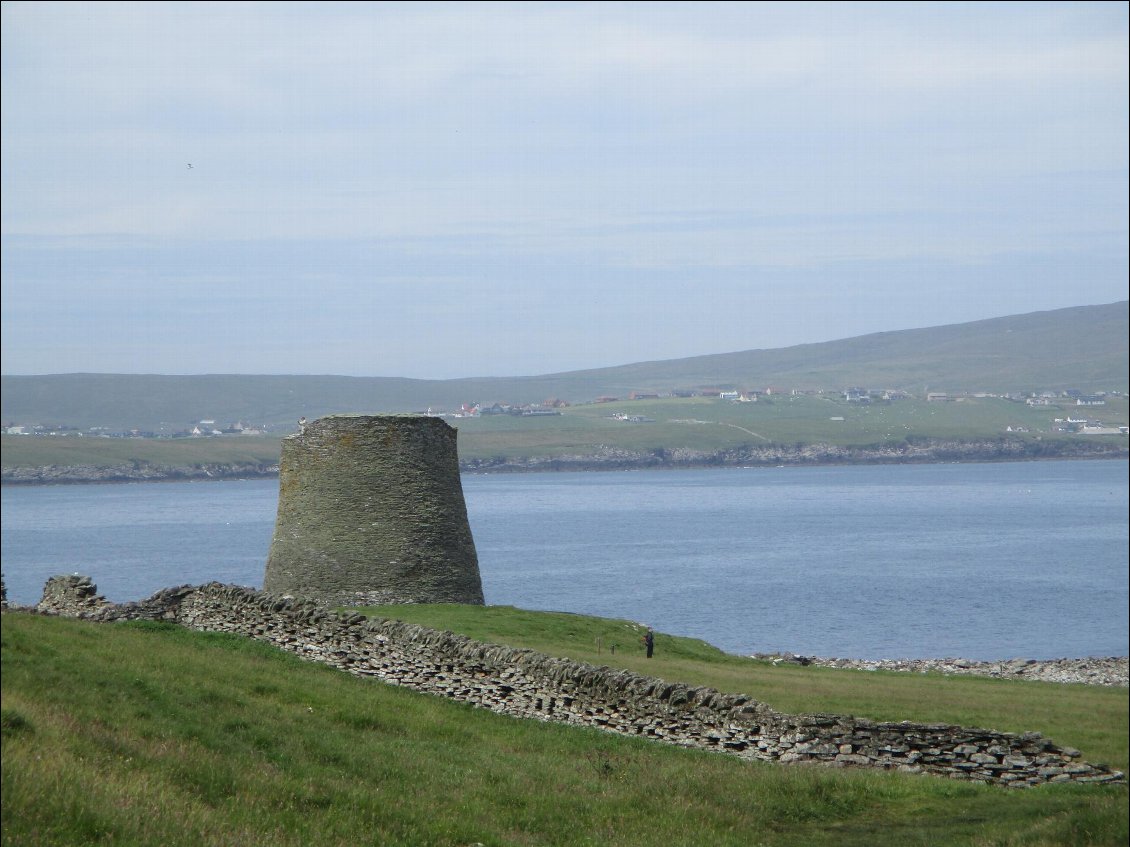 Le broch. De loin par temps de brume, on peut le confondre avec une centrale nucléaire. Celui-ci est très bien conservé dans sa totalité. Il fait 13 mètres de haut