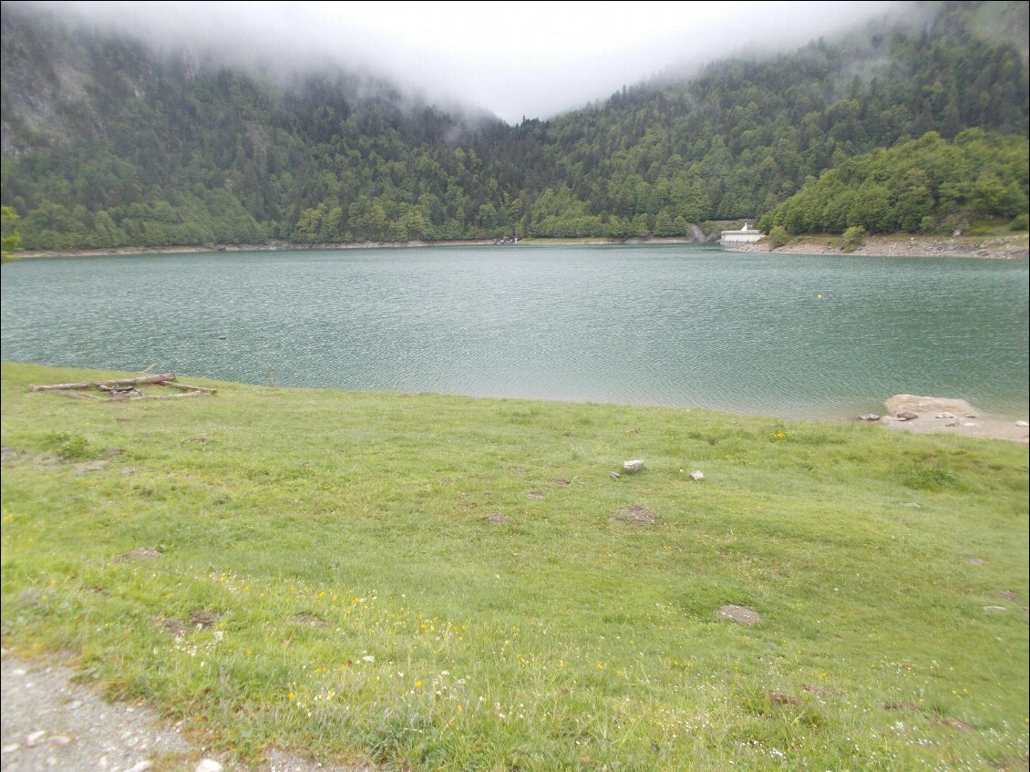 Le lac de Bious-Artigues dans les tons émeraude.