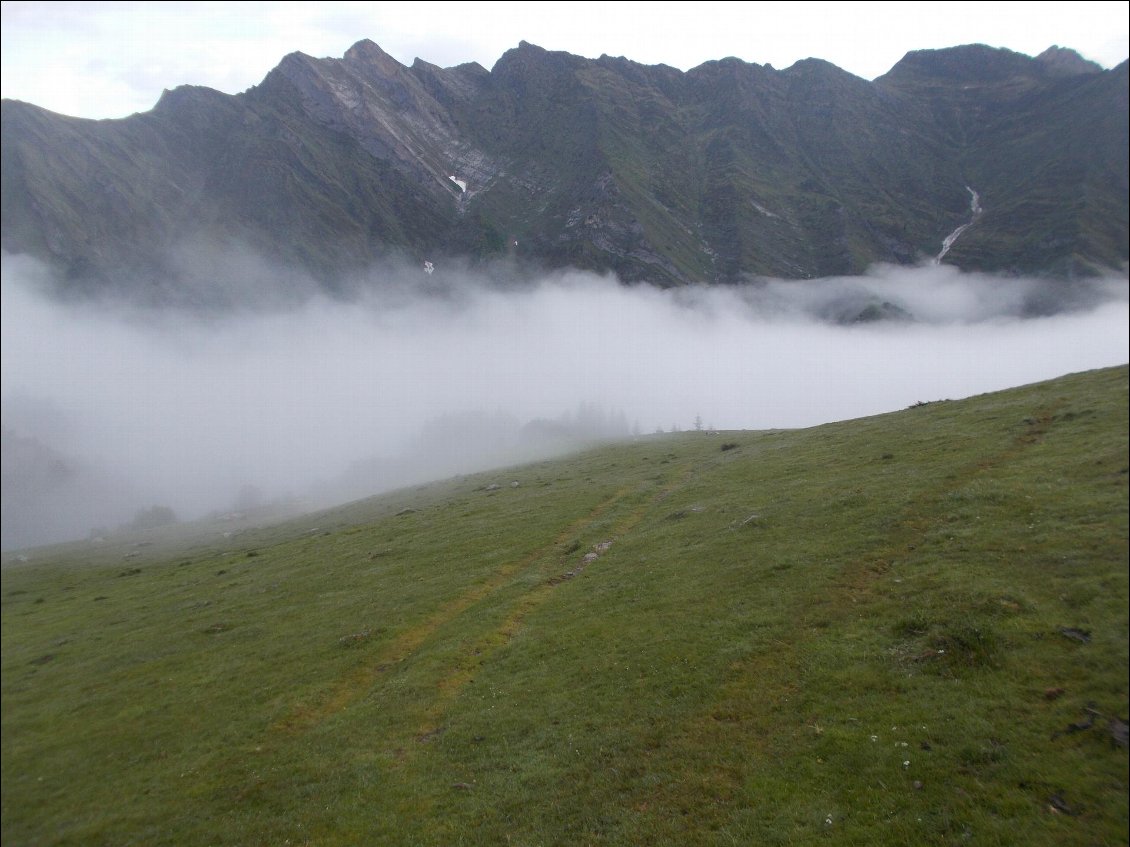 Un regard en arrière : course contre la brume...