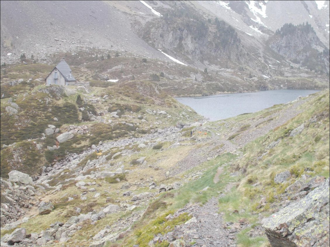 Le refuge d'Ilhéou, près du lac éponyme.