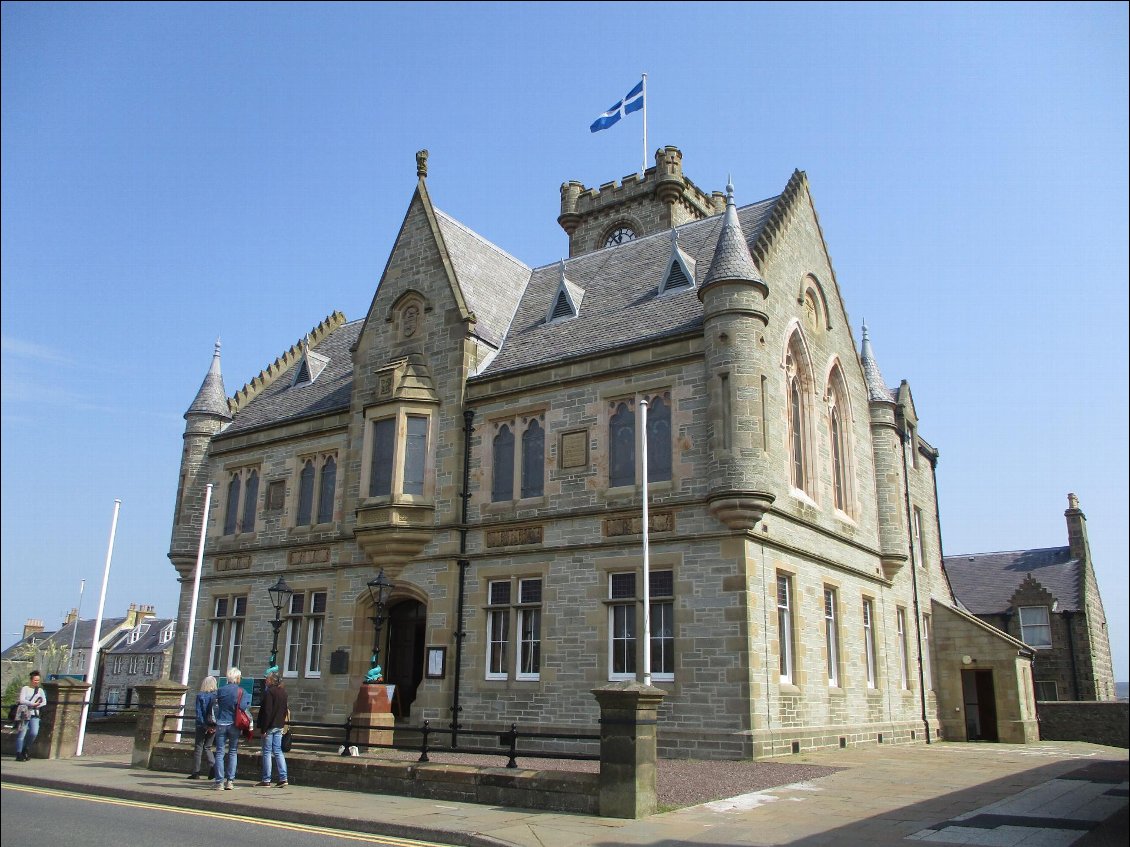 Cékoidonc ?
Town hall de Lerwick. A l'intérieur, ses vitraux de grands personnages des Shetland sont magnifiques. Mais peut être que Breizhinnette a raison et que l'édifice sert aussi d'écurie à la fédé des Shetland ponies. Il m'a semblé apercevoir une crinière derrière un tabouret ...