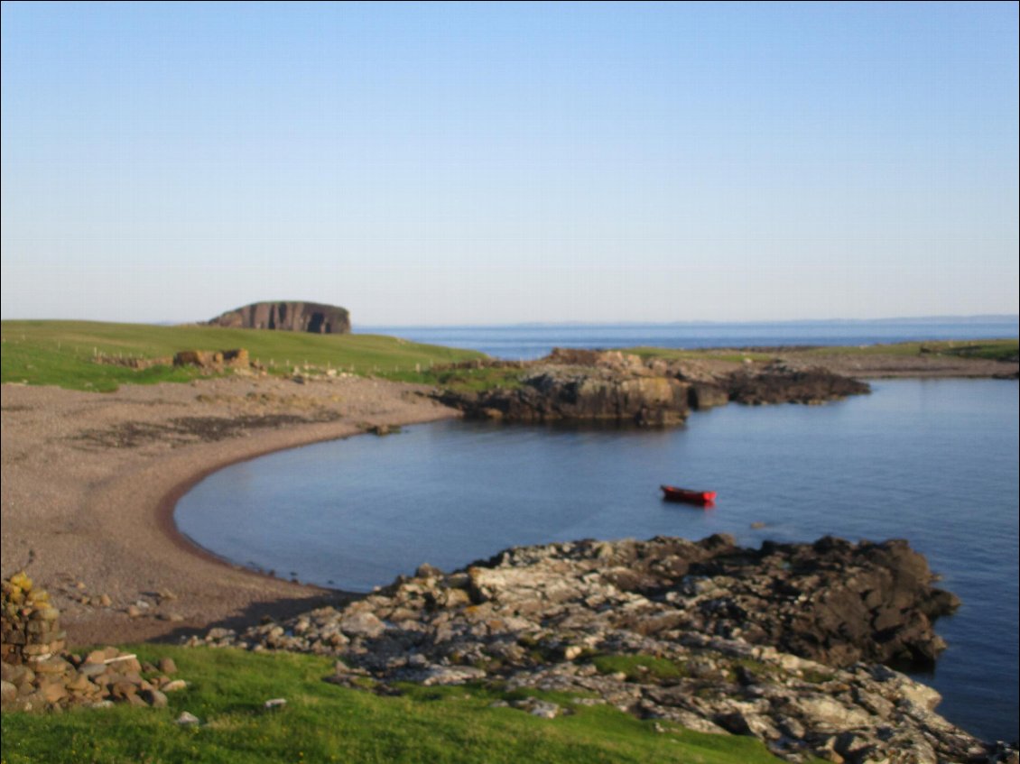 Petite baie de Stenness, spot à loutres. Mais nothing today because a woman's playing with a drône and la loutre n'aime pas le bruit.