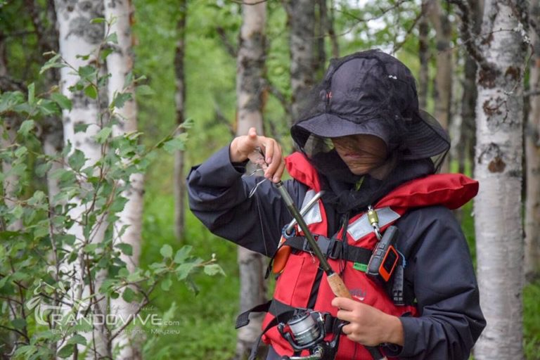 Pêche terminée, il faut pagayer un peu pour trouver le bivouac