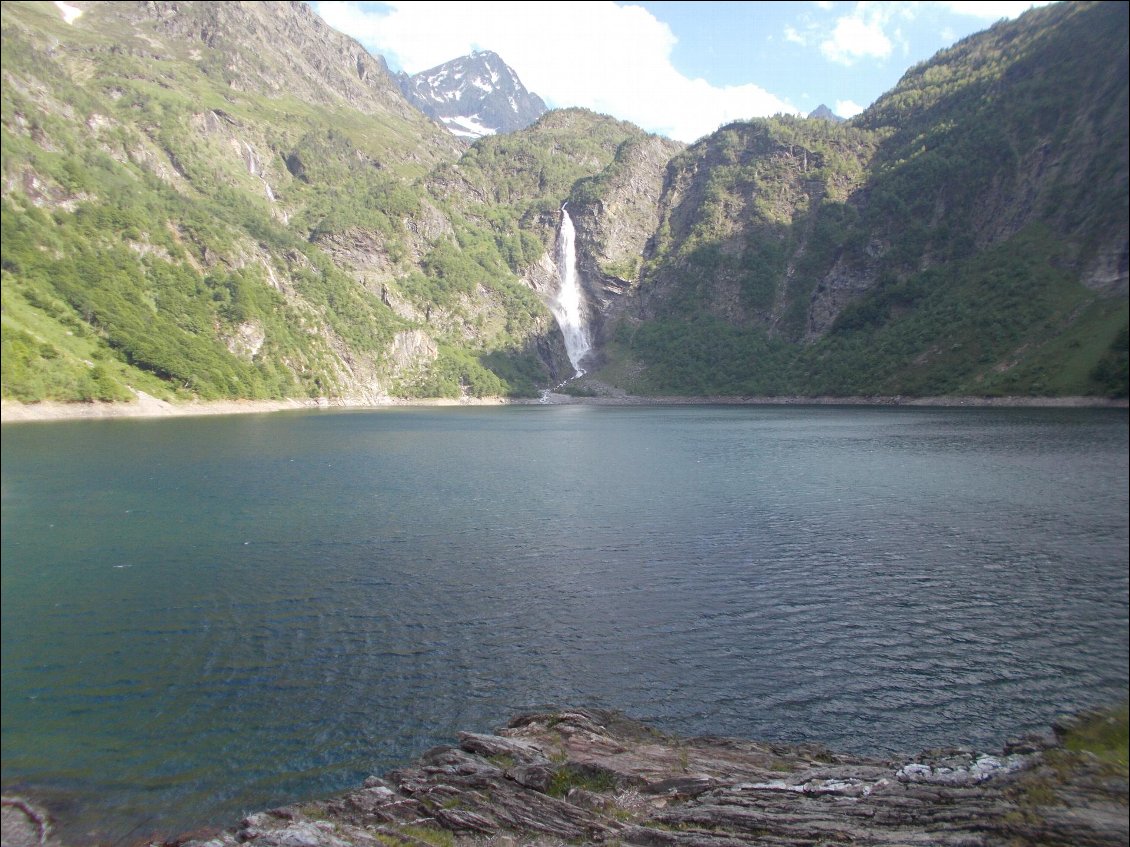 Deux minutes avant que le soleil ne se cache : la cascade du lac d'Oô.