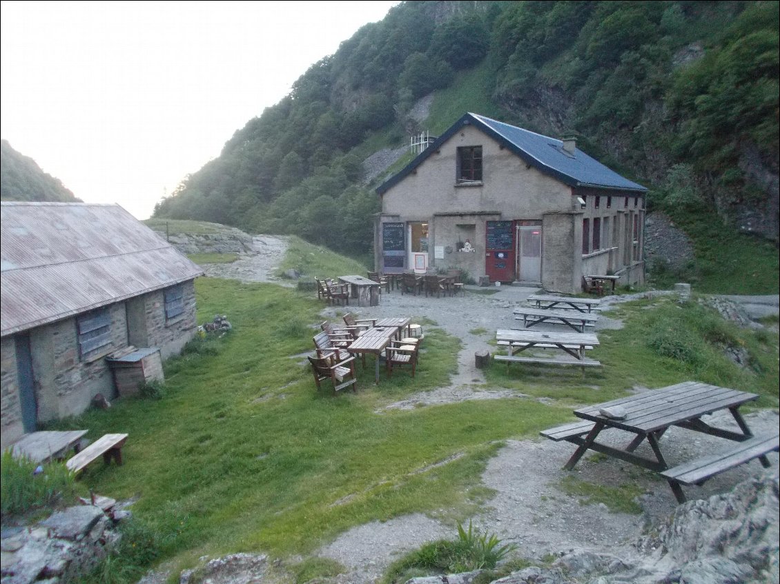 Le refuge du lac d'Oô.