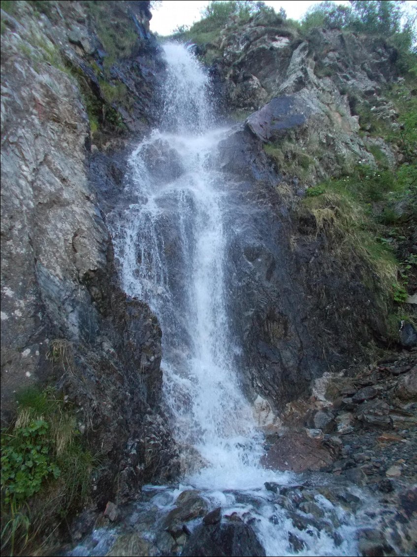 D'autres cascades se jettent dans le lac !