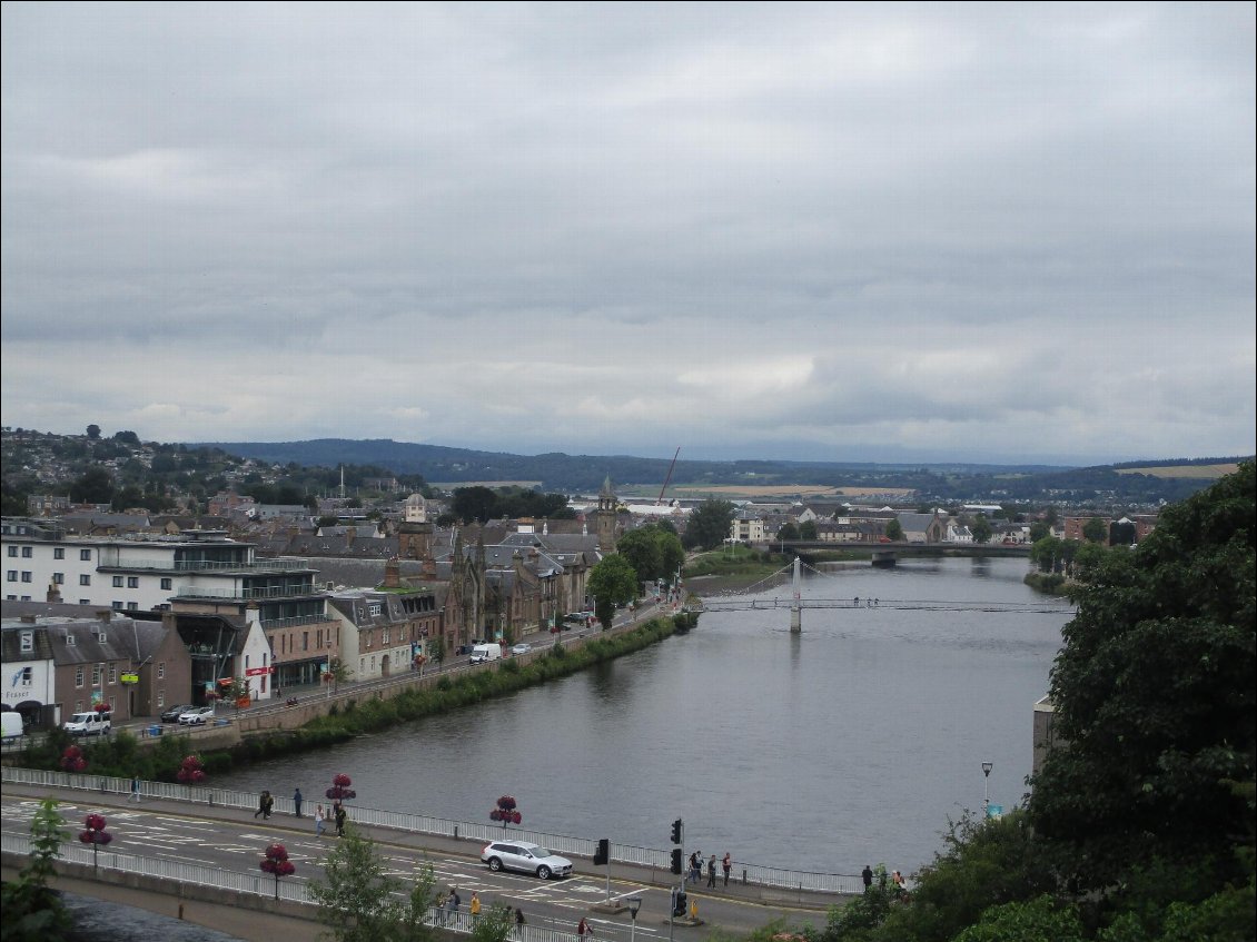 Inverness, capitale des Higlands. Et la rivière Ness. Celle du fameux Loch Ness et de son non moins fameux locataire. Mais le monstre Nessie ne faisant pas le poids face aux loutres, je ne suis même pas allée voir le Loch Ness.