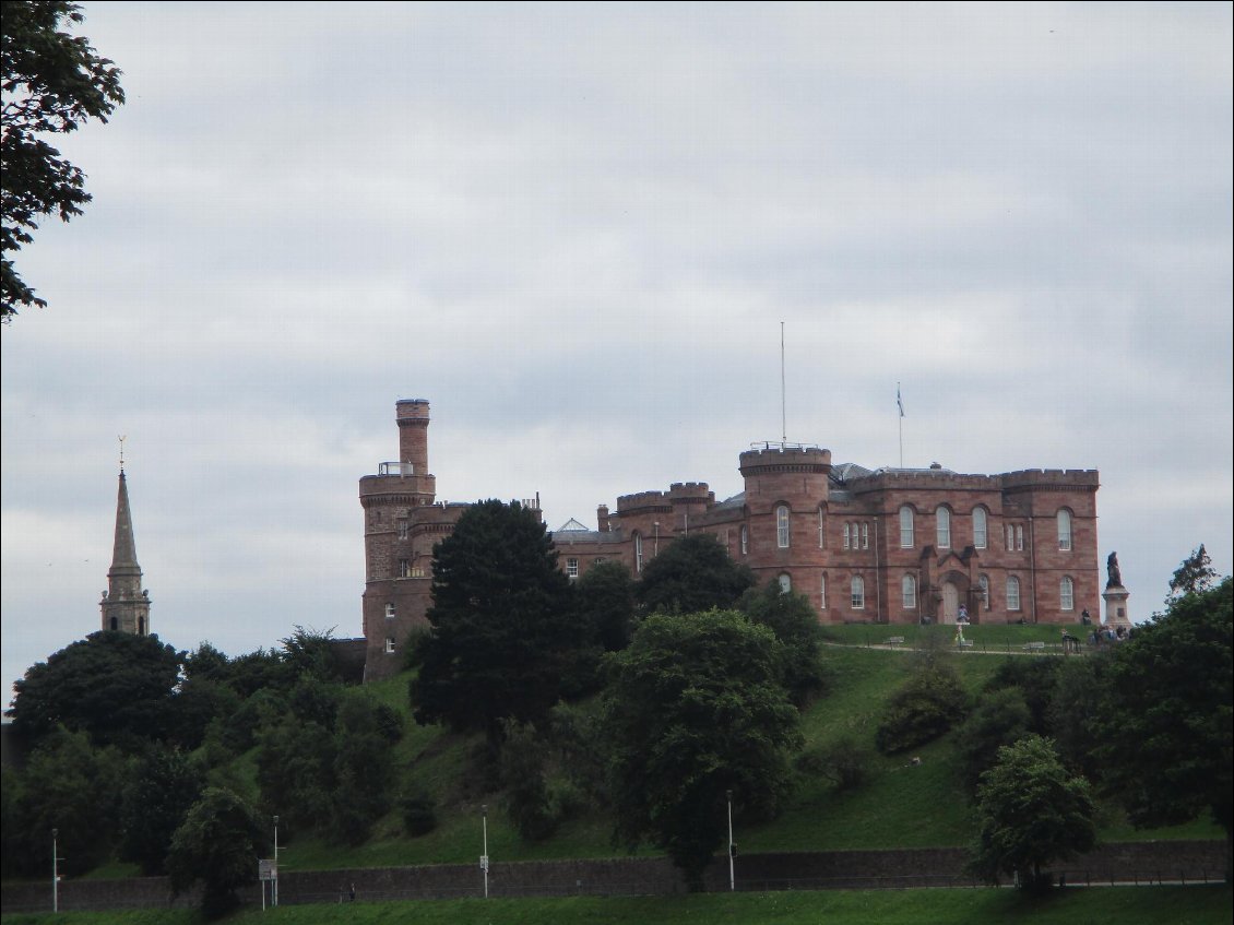Cékoidonc ?
Le château d'Inverness en grès rouge. Plusieurs châteaux se sont succédés sur le site depuis le XI ème siècle. Parmi eux, celui où MacBeth aurait tué le roi Duncan d'après un certain Shakespeare.