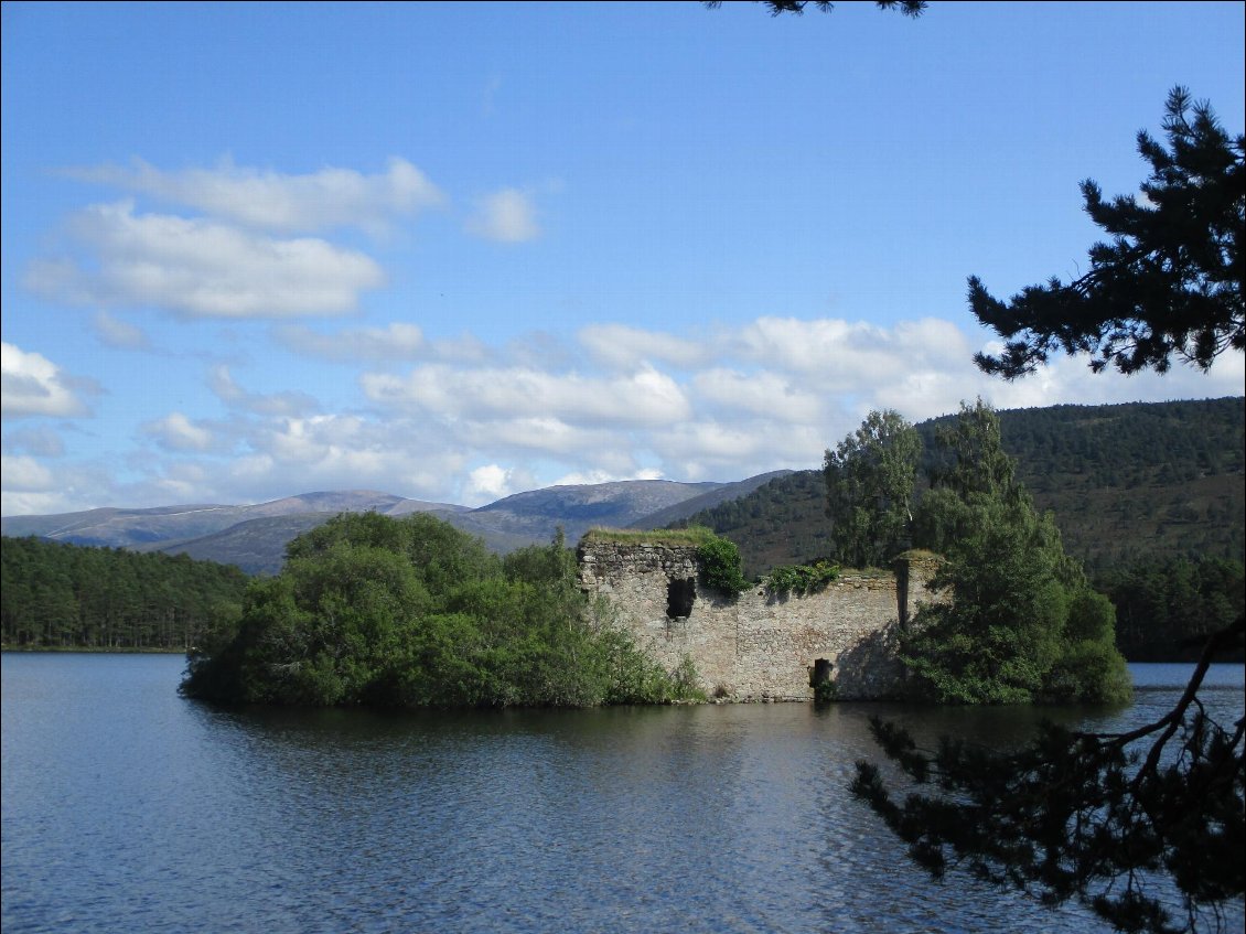 Le lac Eilein et les ruines de son château. En arrière plan au fond, le sommet Cairn Gorm.