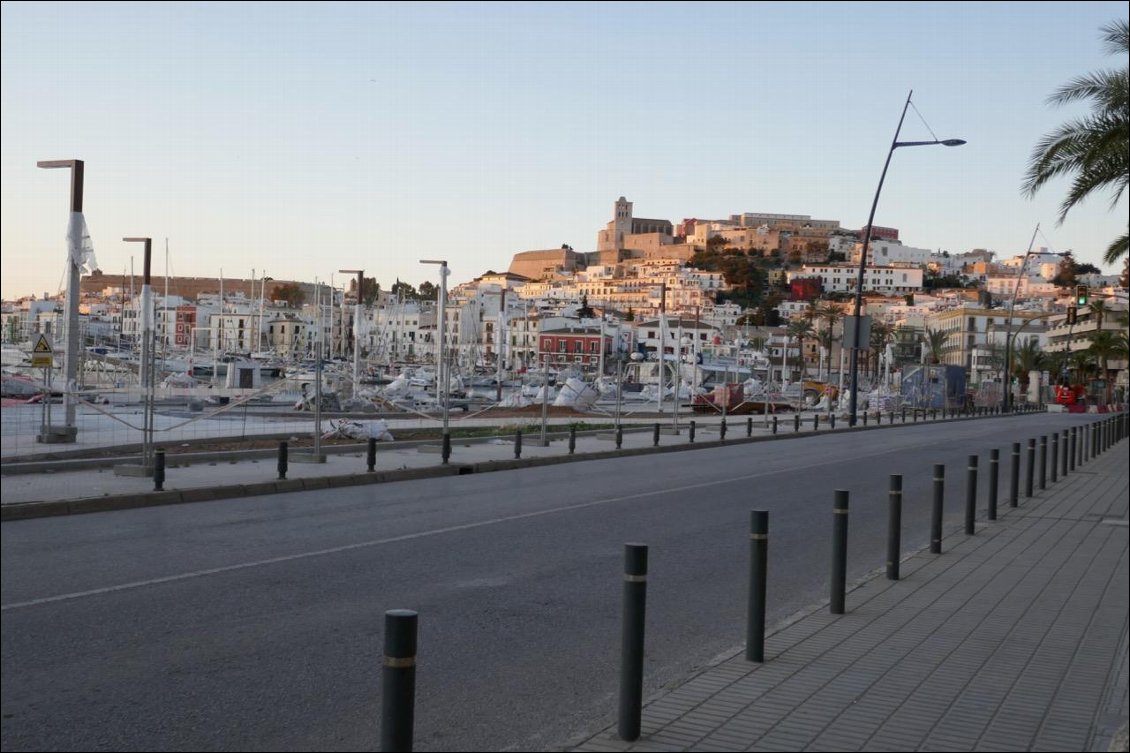 Arrivée à Eivissa au petit matin.