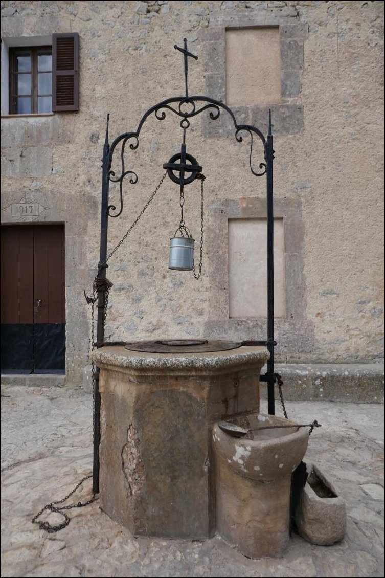 Puits d'eau potable (d'après les locaux) au Sanctuaire de Bon Any