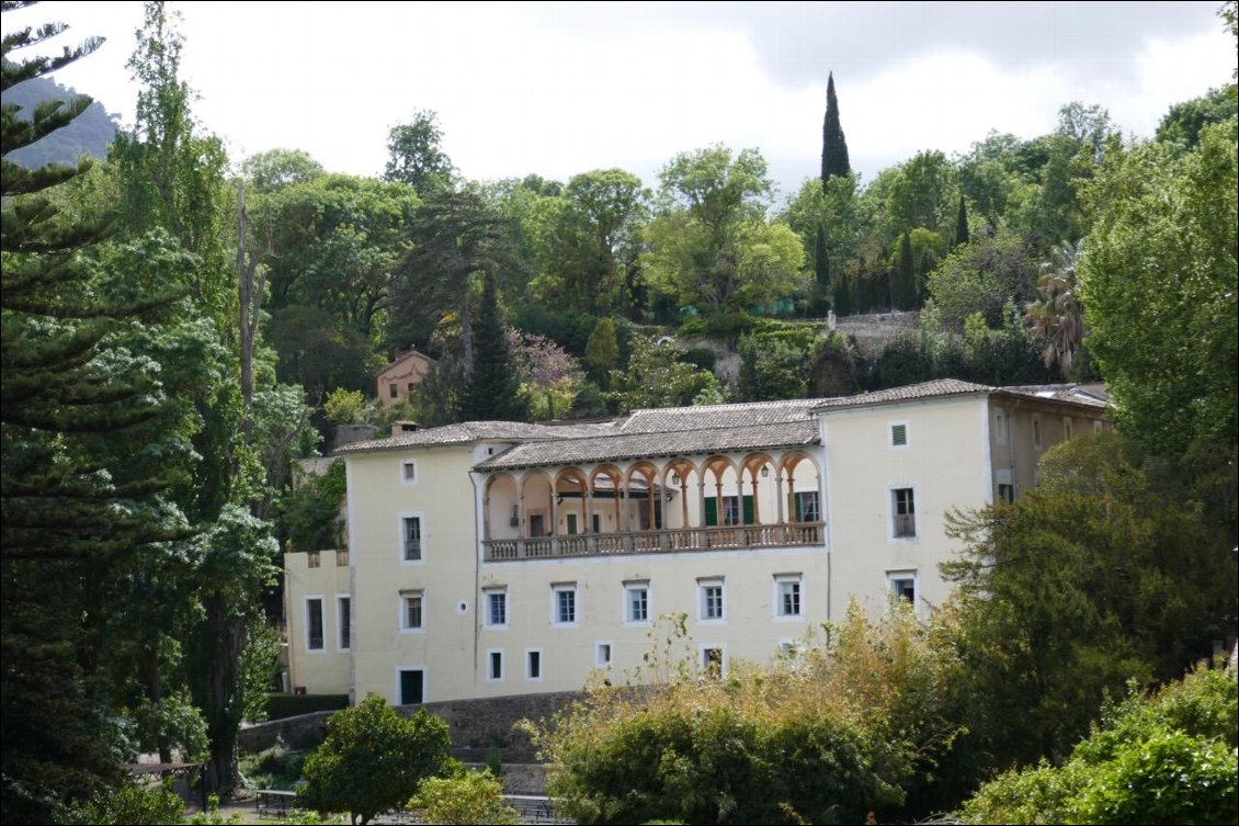 Masquée dans la forêt, pas loin du monastère de Lluch