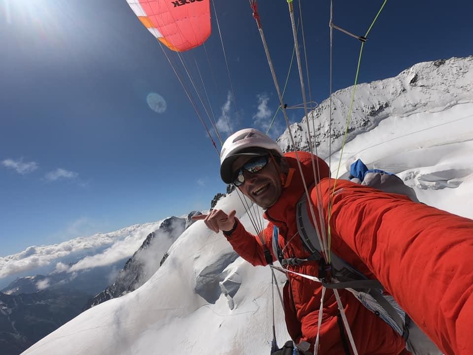 JB en vol devant la Barre des Ecrins