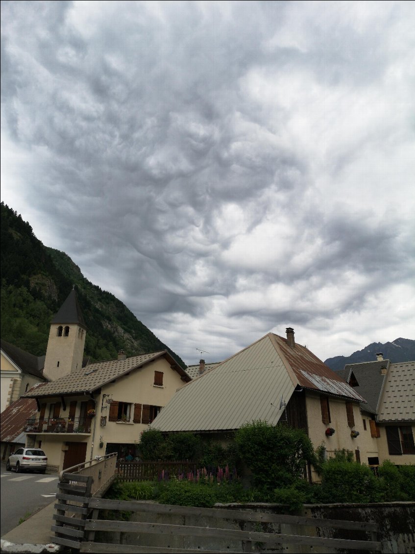 Le ciel à La Chapelle qui aura eu raison de notre motivation ; en plus, il y avait plein de monstres dans ce nuage !