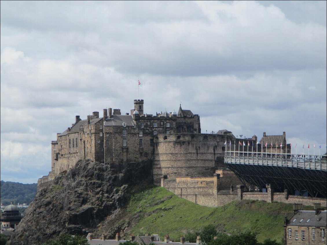 Le château hanté d'Edimbourg posé sur castle rock une formation volcanique. C'est dans ce lieu qu'a eu lieu le massacre appelé le dîner noir. Pour se débarrasser de la famille Douglas, W. Crichton les invita à un dîner durant lequel il fit apporter la tête d'un taureau noir (symbolisant les Douglas noir). Puis, il les fit décapiter ... tout simplement. Ça vous rappelle rien cette histoire de massacre lors d'un dîner ?