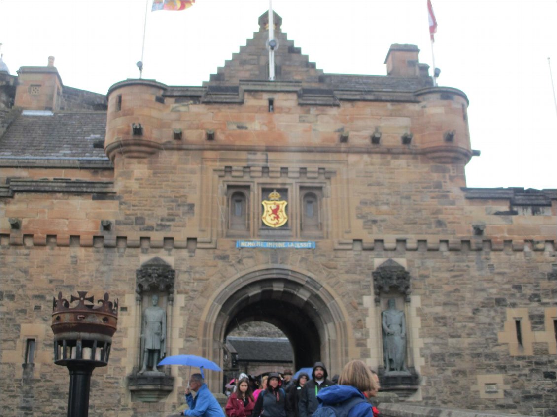 L'entrée gardée par William Wallace et Robert the Bruce.