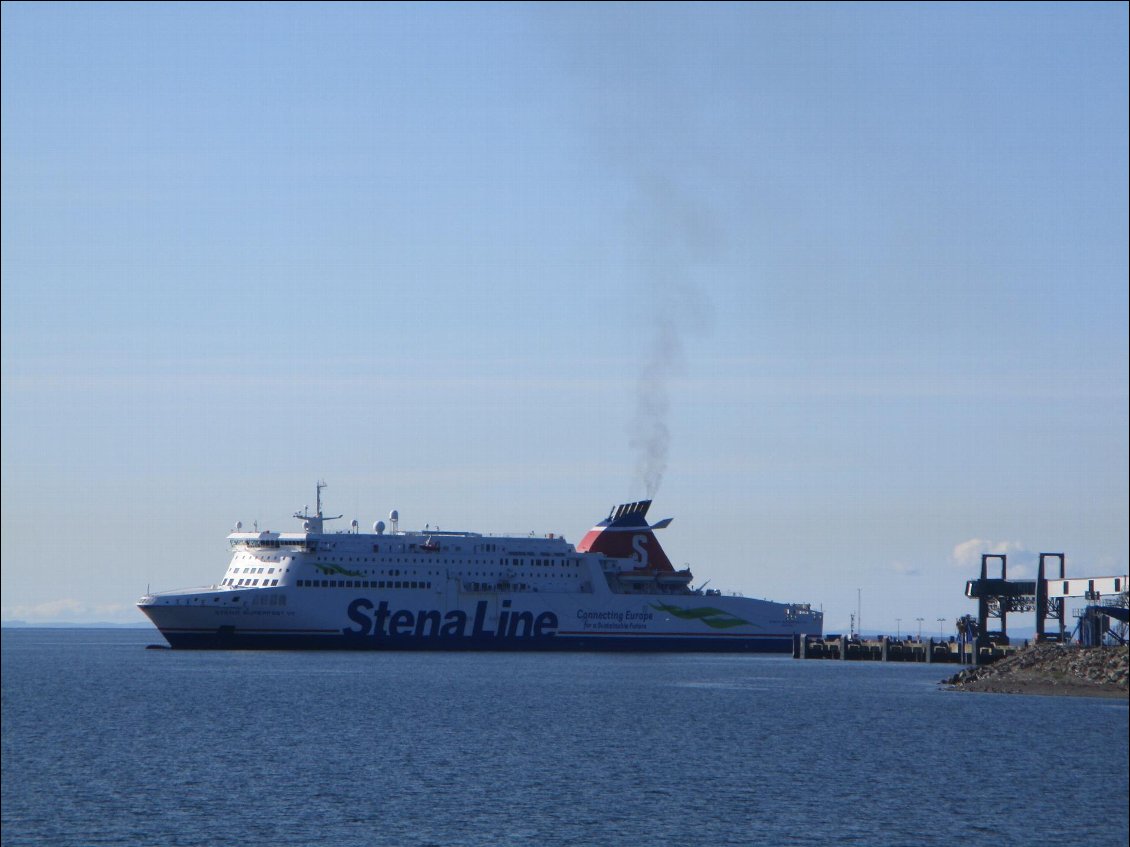 Mon ferry la veille au soir. Je campe juste à côté du terminal.