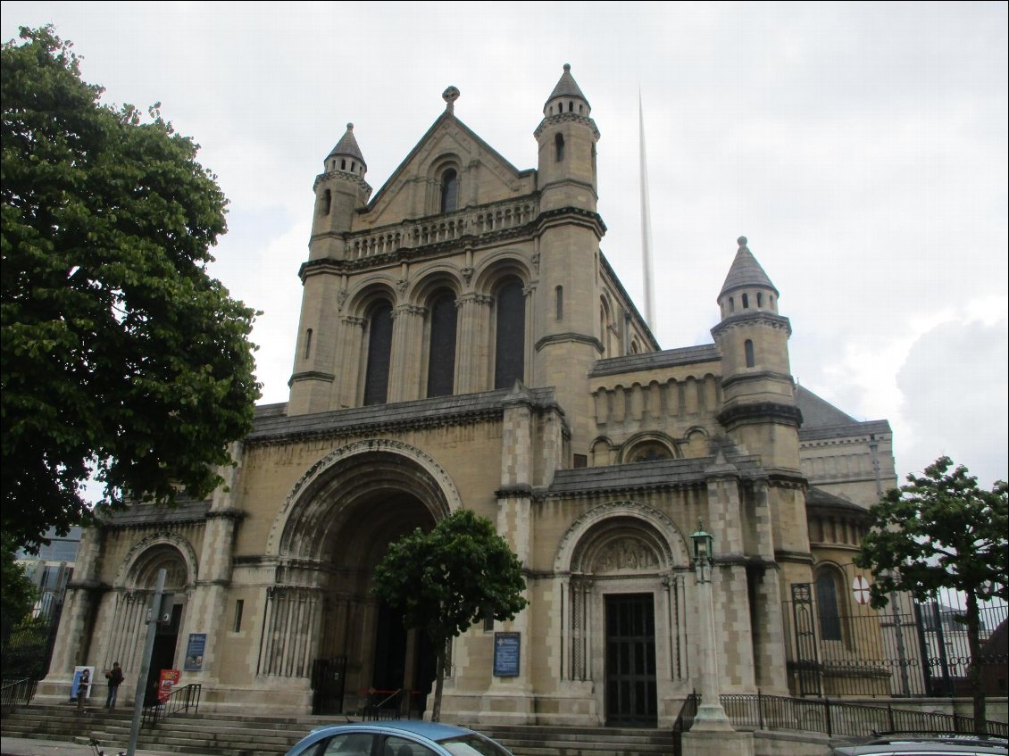 Cathédrale St Anne. Mais pourquoi le paratonnerre est-il si gros ? C'est quoi cette énorme aiguille sur le toit ?