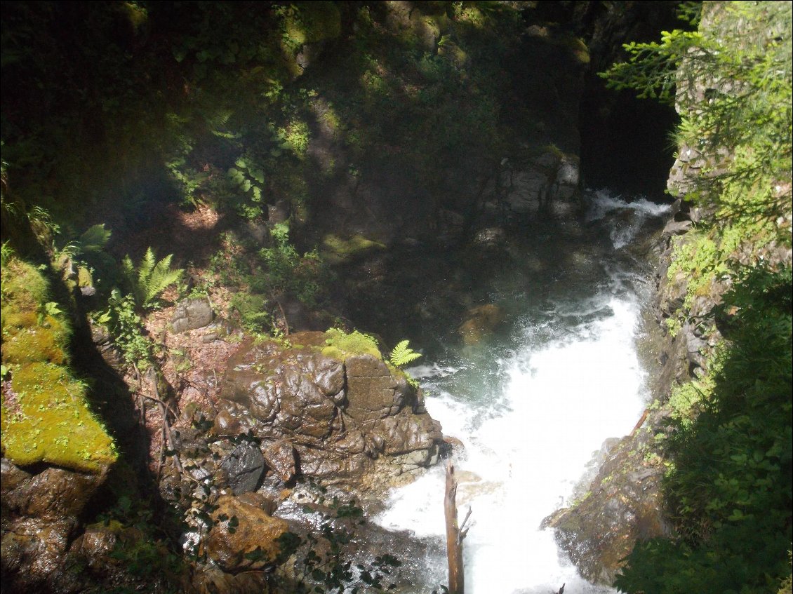 Un peu plus loin l'eau s'engouffre sous terre (dommage que l'on ne voit pas bien l'arc-en-ciel).