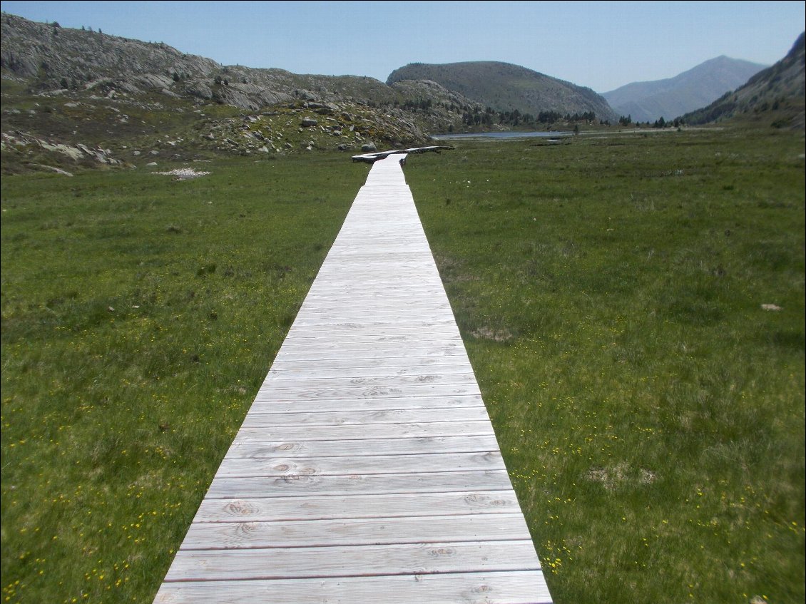 La passerelle permet de partir du refuge sans piétiner la zone fragile.