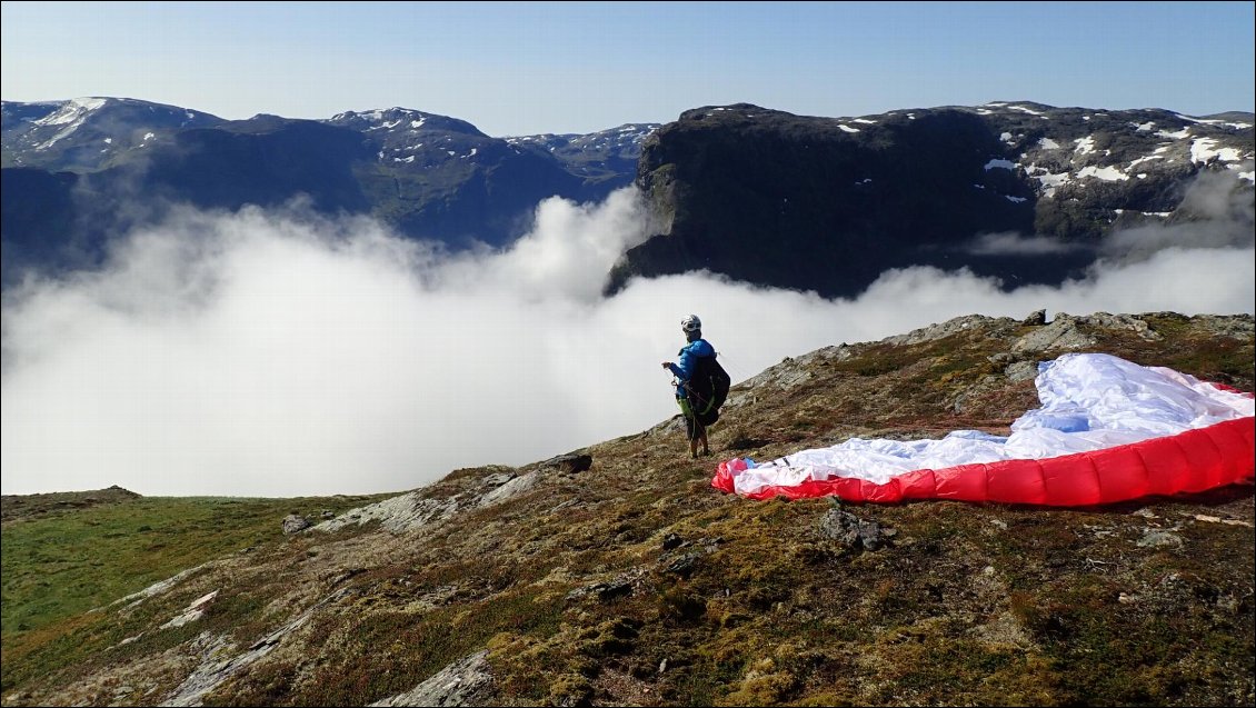 Les nuages se forment un peu juste devant, nous attendons un cycle où ils sont en diminution pour pouvoir décoller en voyant à peu près où l'on va :-)