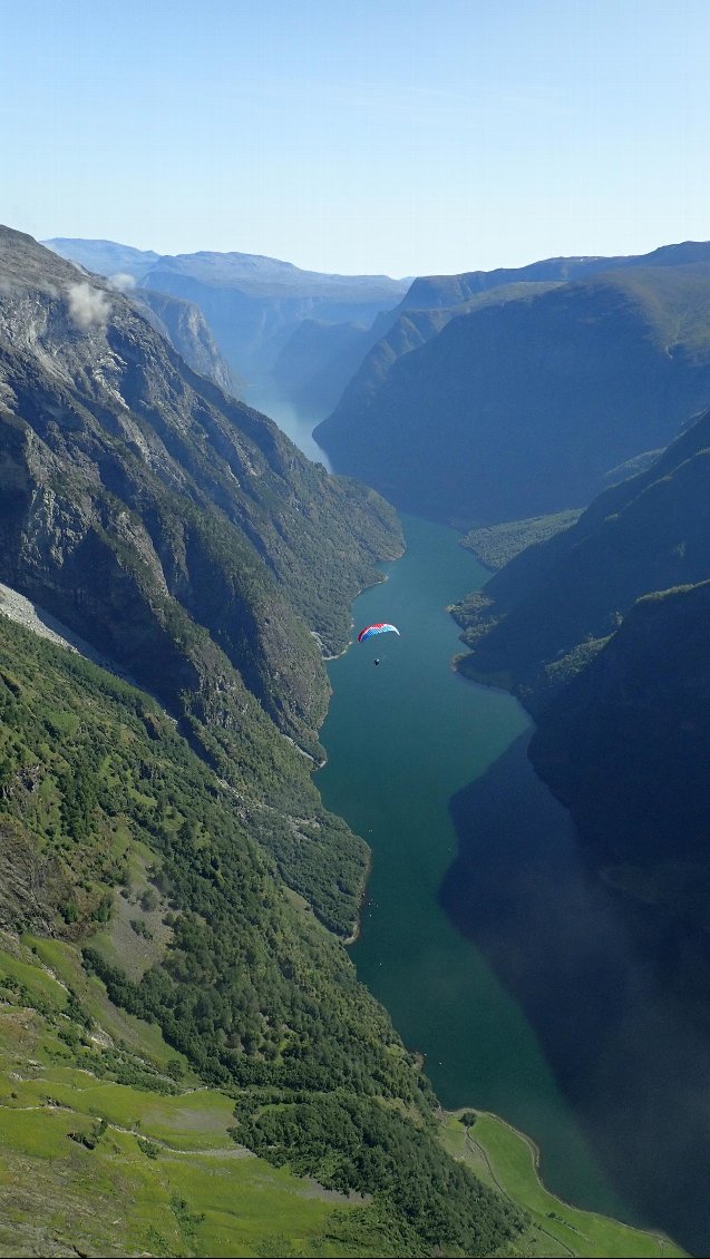 Derrière les nuages surgit le Nærøyfjord