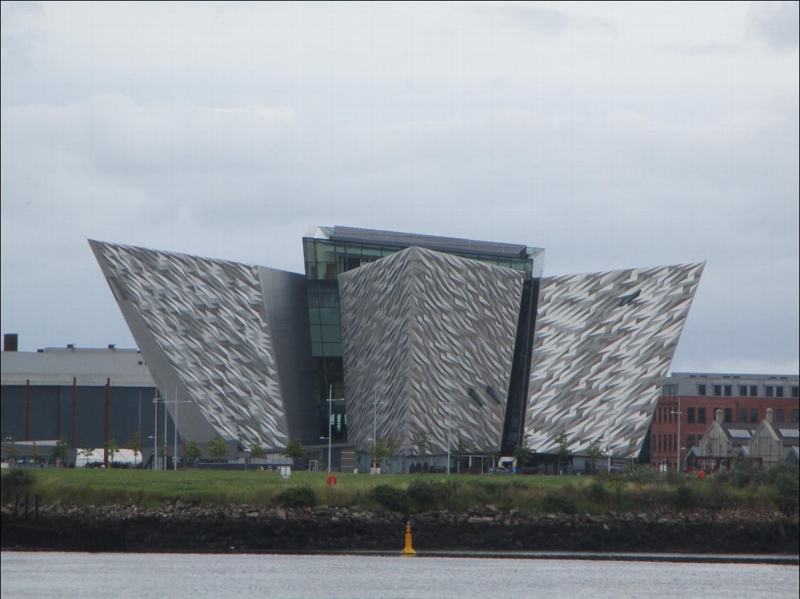 Cékoidonc ?
Le musée du Titanic sur Queen's Island. Je ne suis pas allée le visiter. Vous pensez bien : un naufrage, je ne voudrai pas que ce soit prémonitoire pour la fin de mon voyage.