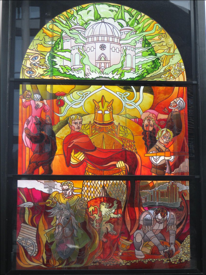 Tant qu'on est dans le thème, voici un des 6 vitraux " glass of thrones " disséminés dans la ville. Avez-vous reconnu la maison représentée ? Allez, c'est facile.