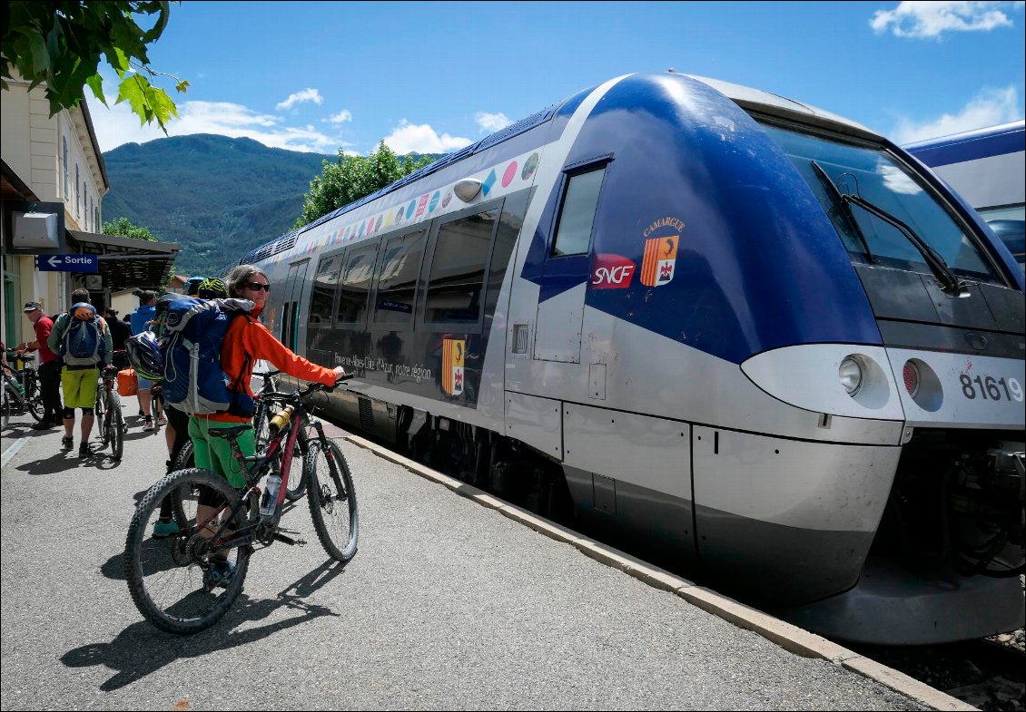 Utilisation du train à l'aller et au retour pour un périple de la rédac à VTT BUL sur les montagnes frontalières France / Italie . Ici le retour à la gare de Guillestre Mont-Dauphin.
Photo : Carnets d’Aventures.