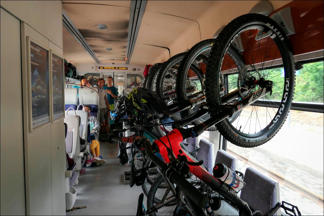 Utilisation du train à l'aller et au retour pour un périple de la rédac à VTT BUL sur les montagnes frontalières France / Italie . Nous sommes 6 et occupons tous les crochets à vélo du wagon.
Photo : Carnets d’Aventures.