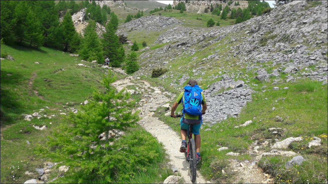 J'ai d'abord utilisé ce sac à VTT à la journée en montagne