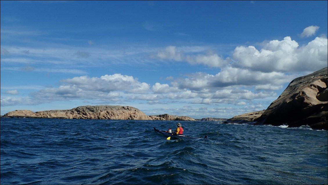 Zone un peu plus ouverte à la pleine mer, comme il a pas mal soufflé ces derniers jours, ça clapote un peu. Nous remontons jusqu'à Grebbestad au cours d'une grosse journée de navigation, en serpentant dans l'archipel.