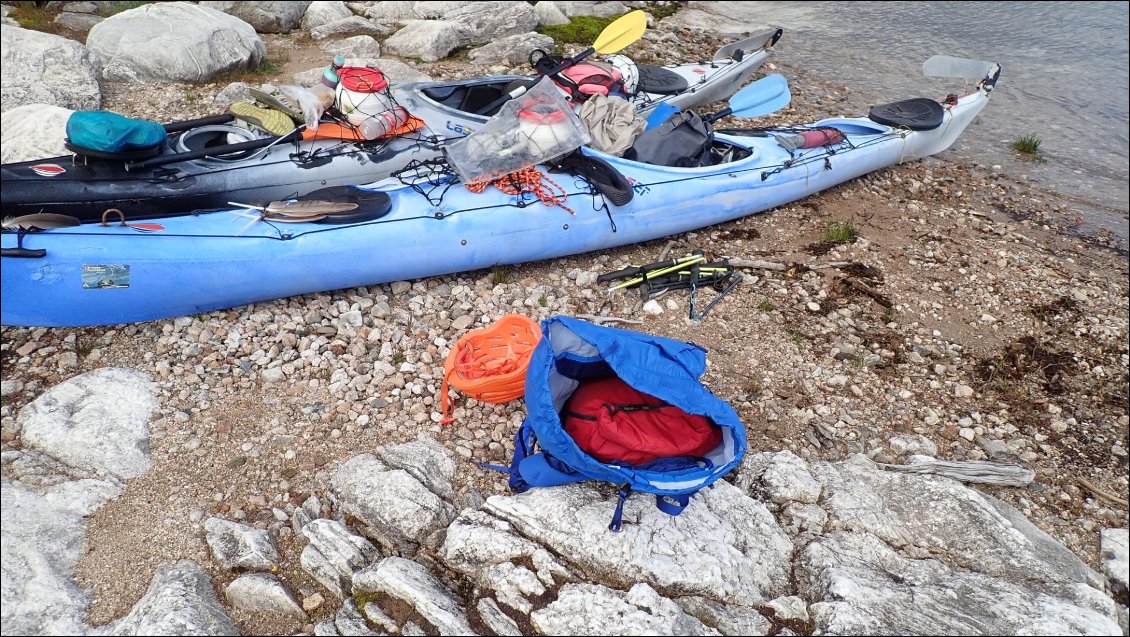 Comme il est tôt en cette fin d'après-midi, nous montons sur le relief surplombant le bivouac pour tenter un premier vol